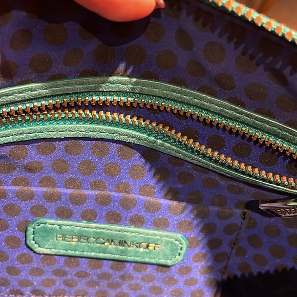 It’s a Crossbody Rebecca Minkoff bag - Picture 3 of 4